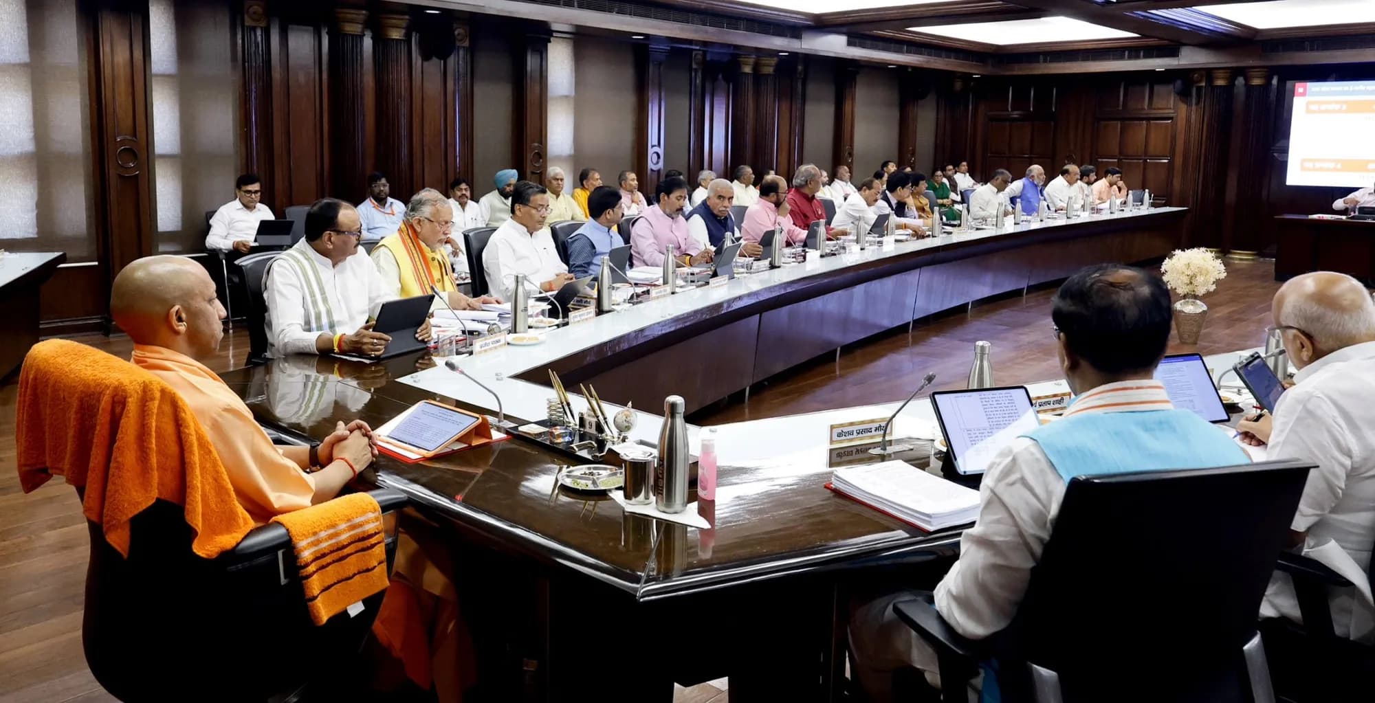 दिवाली से पहले CM योगी का बड़ा तोहफा! फ्री में मिलेगी जमीन और 5 लाख तक फ्री इलाज, कैबिनेट के 22 फैसले