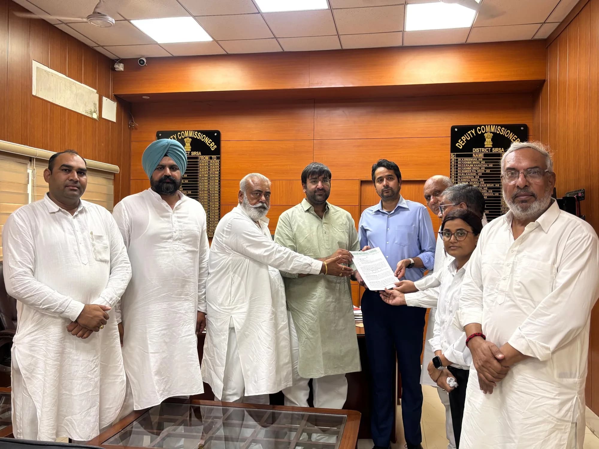 सिरसा में किसानों के मुद्दों पर इनेलो का प्रदर्शन, राज्यपाल के नाम सौंपा ज्ञापन