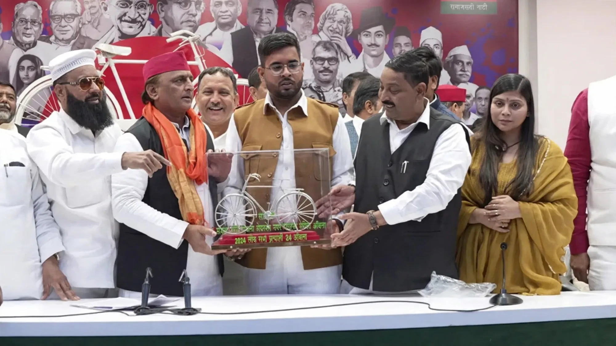 बरेली में BJP को लगा झटका, कश्यप समाज के बड़े नेता धर्मेंद्र कश्यप बेटी संग अखिलेश की सेना में शामिल