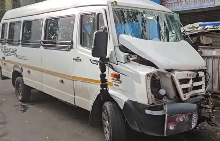 मुंबई: टैंपो ट्रैवलर दादर प्लाजा बस स्टॉप पर बस से टकराया, एक की मौत, 6 घायल