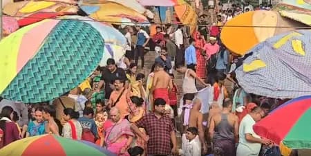 काशी में उमड़ी आस्था की भीड़, गंगा स्नान और बाबा विश्वनाथ के दर्शन के लिए पहुंचे श्रद्धालु