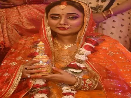 सोलह श्रृंगार कर रानी चटर्जी ने सुहागिनों को दी करवाचौथ की शुभकामनाएं
