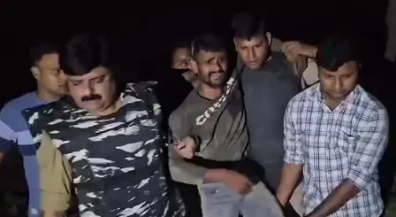 बलिया में लूट और हत्या का इनामी बदमाश मुठभेड़ में घायल, एक फरार