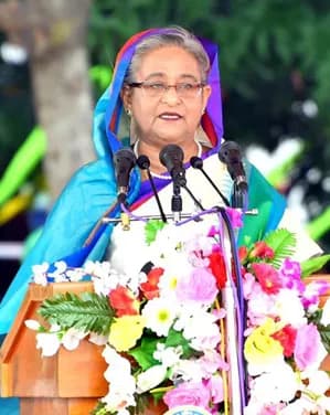 बांग्लादेश: सैन्य अधिकारियों पर केस दर्ज होने से भड़कीं शेख हसीना, बिना शर्त रिहा करने की मांग