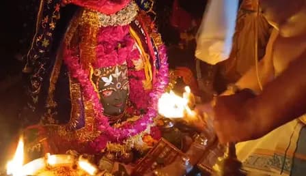 उज्जैन: भस्म आरती में निराकार से साकार हुए महाकाल, भक्तों ने किए त्रिनेत्र स्वरूप के दर्शन