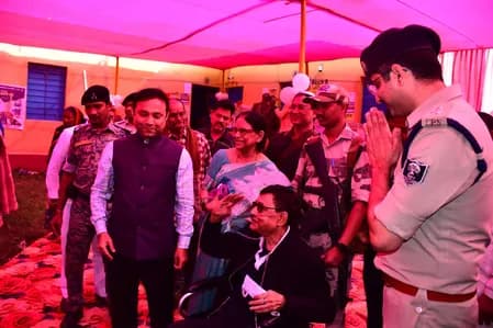 बिहार चुनाव: बूथों पर दिखी मतदाताओं की लंबी कतार, ऑक्सीजन सपोर्ट में जीवन गुजार रहे शख्स ने डाला वोट
