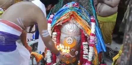 उज्जैन : महाकाल ने धारण किया सुदर्शन चक्र और त्रिशूल, भस्म आरती में भक्तों का तांता लगा