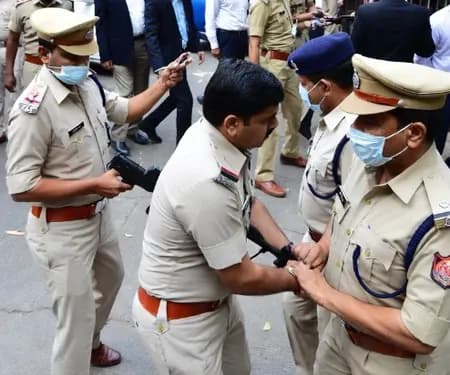 कुलगाम में बड़ा अभियान: बैन जमात-ए-इस्लामी से जुड़े ठिकानों पर पुलिस की छापेमारी