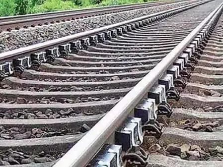 चीन में ट्रेन की चपेट में आने से 11 रेलवे कर्मचारियों की मौत, दो घायल