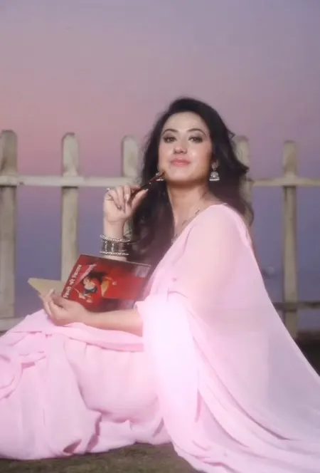 'विन्नी की किताब' में दिखेगा अलीशा पंवार का अलग अंदाज, कलरफुल शिफॉन साड़ियों से बिखेरेगी जादू