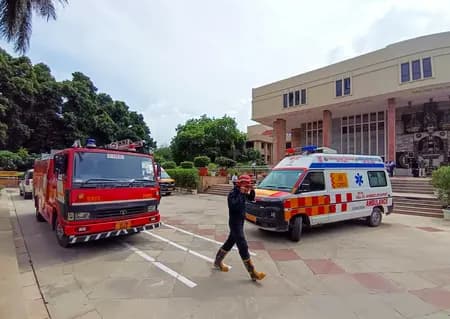 सूरत: खिड़की से गिरे बुजुर्ग की बची जान, दमकल की टीम ने किया रेस्क्यू