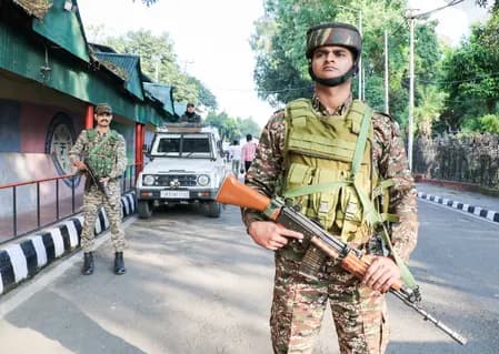 जम्मू : मेडिकल कॉलेज एडमिशन विवाद को लेकर विरोध प्रदर्शन, सिविल सचिवालय के पास बढ़ाई गई सुरक्षा