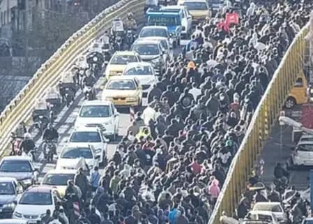 ईरान में आर्थिक संकट को लेकर बवाल; सुरक्षा बलों की कार्रवाई में 27 की मौत
