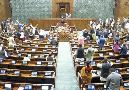 लोकसभा से 8 विपक्षी सांसद सस्पेंड, कार्यवाही में बाधा डालने और चेयर की तरफ कागज उछालने का आरोप