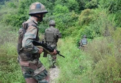 उधमपुर में सुरक्षा बलों की कार्रवाई जारी, अब तक दो आतंकवादी ढेर