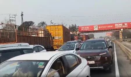 मिश्रित वैश्विक संकेतों से भारतीय शेयर बाजार सपाट खुला