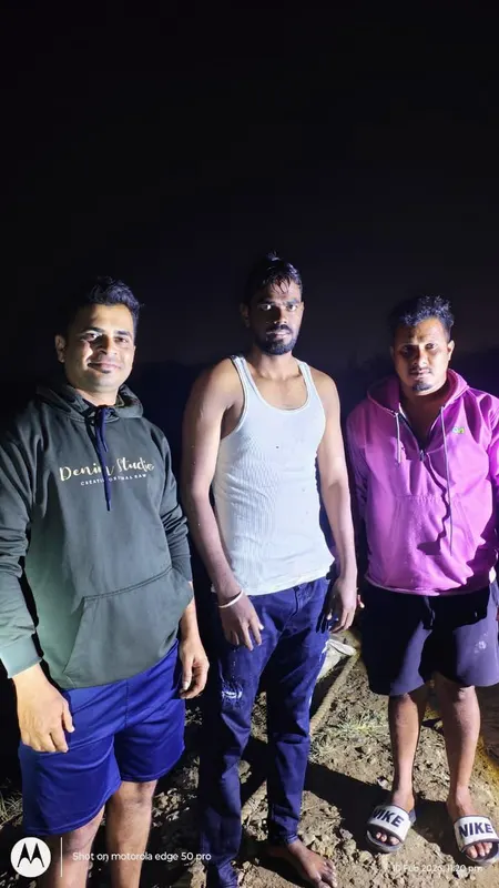 चलती ट्रेन से वैतरणा नदी में गिरा युवक, स्थानीय लोगों ने बचाई जान