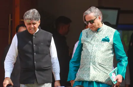 कांग्रेस के भीतर मतभेद उजागर, शशि थरूर व मनीष तिवारी ने पश्चिम एशिया नीति पर केंद्र का किया समर्थन