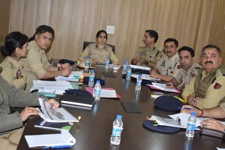 रियासी: माता वैष्णो देवी में बढ़ती भीड़ के मद्देनजर डीआईजी ने की क्राइम रिव्यू मीटिंग