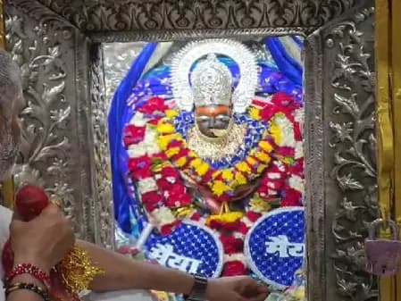 नीले वस्त्रों और आभूषणों से सजी मां शारदा, चैत्र नवरात्र के दूसरे दिन दिए दिव्य दर्शन