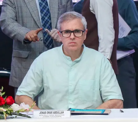 बंगाल में अधिकारियों के तबादले पर उमर अब्दुल्ला की प्रतिक्रिया, बोले- दलों के लिए चुनाव अधिकारी नहीं जीतते