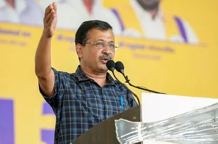 केजरीवाल के आरोप पर गरमाई राजनीति, मिश्रा और सिरसा ने किया पलटवार