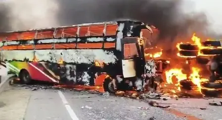 आंध्र प्रदेश: बस-ट्रक टक्कर के बाद आग, 14 की मौत