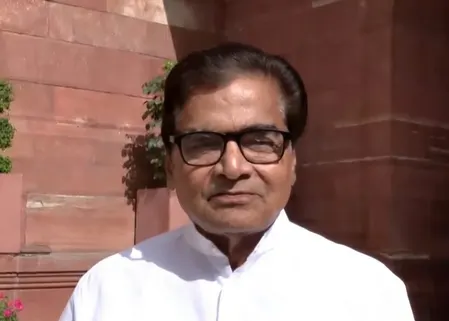 चुनाव आयोग के ट्रांसफर फैसलों पर रामगोपाल यादव का सवाल ‘यह अधिकार से बाहर’