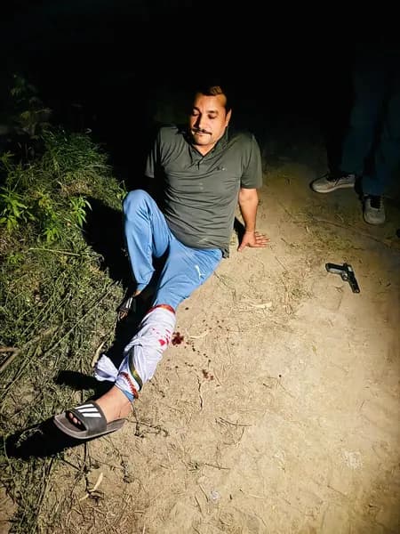 पुलिस टीम और बदमाशों में मुठभेड़, एक आरोपी के पैर में लगी गोली