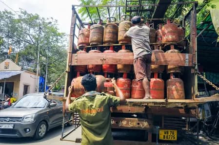 मुंबई में एलपीजी कालाबाजारी पर बड़ी कार्रवाई, 451 सिलेंडर जब्त