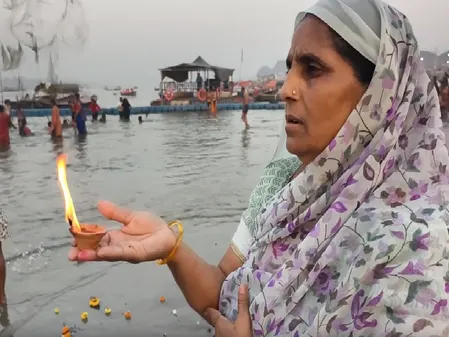 वैशाख अमावस्या : प्रयागराज में श्रद्धालुओं का तांता, गंगा में डुबकी लगा पितरों की शांति की कर रहे कामना