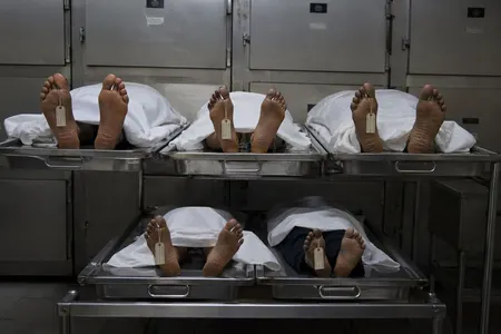 आंध्र प्रदेश: पत्नी और मां की हत्या के बाद ट्रेन के आगे कूदा शख्स, बचाने पहुंचे दो बच्चों की भी मौत