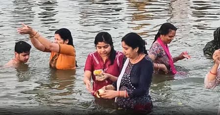 बुद्ध पूर्णिमा पर आस्था का सैलाब: प्रयागराज और हरिद्वार में हजारों श्रद्धालुओं ने किया पवित्र स्नान