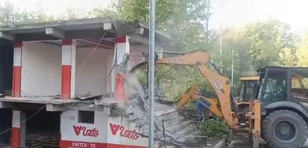 अनंतनाग में ड्रग तस्कर का एक करोड़ का अवैध शॉपिंग कॉम्प्लेक्स जमींदोज