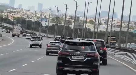 सीएम रेवंत रेड्डी के काफिले के लिए नहीं रोका गया ट्रैफिक, आम वाहनों के बीच हुआ सफर