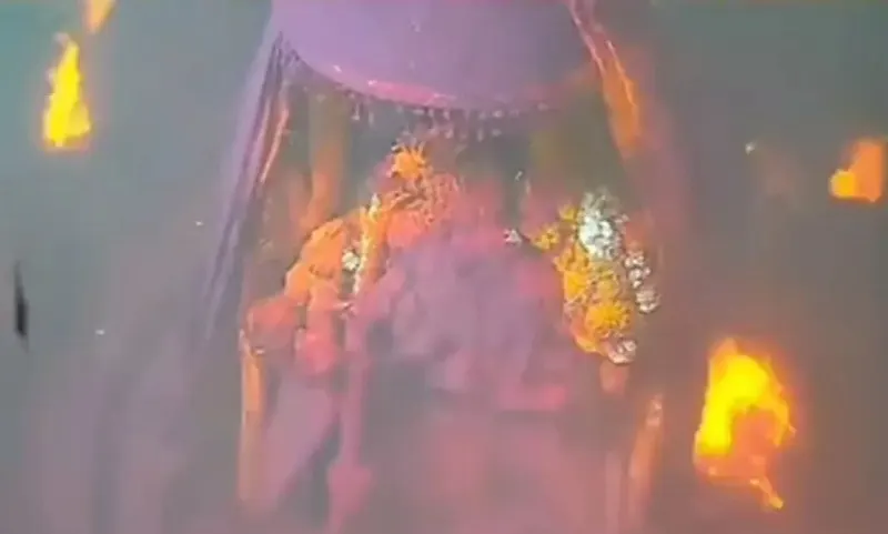 महाकाल मंदिर के गर्भगृह में गुलाल डालने से भड़की आग, पुजारी समेत 13 झुलसे
