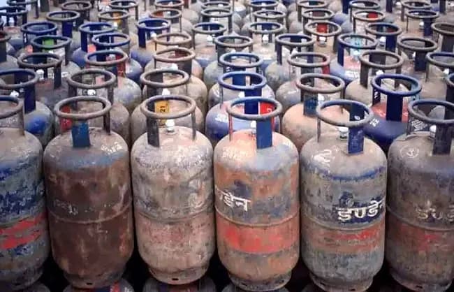 कमर्शियल गैस सिलेंडर 20 रुपये तक हुआ सस्ता, नई दरें लागू