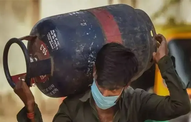 कमर्शियल गैंस सिलेंडर 25.50 रुपये तक हुआ महंगा-फास्टैग के केवाईसी और जीएसटी के नियमों में किया गया बदलाव