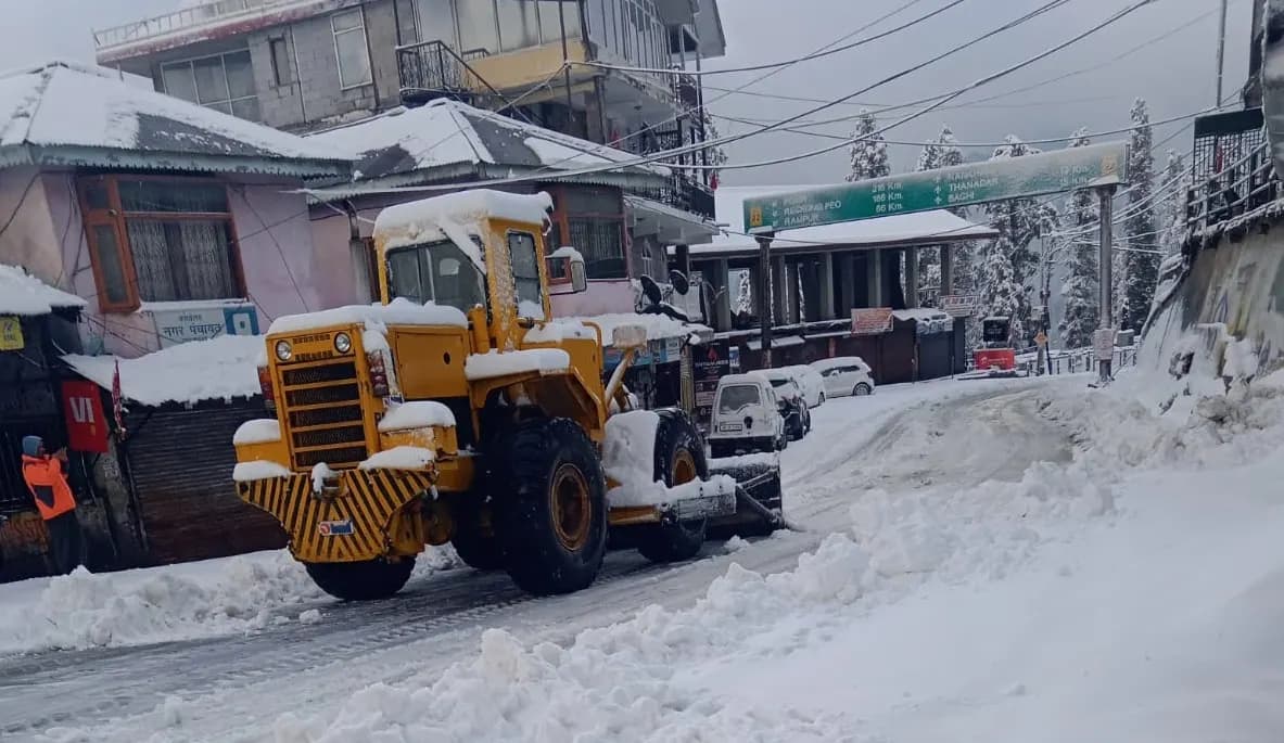 हिमाचल में बारिश-बर्फबारी से तीन मकान ढहे, लाहौल-स्पीति में नेशनल हाईवे-3 पर गिरा हिमखंड