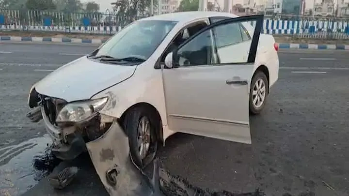 डिवाइडर से टकराई तेज रफ्तार कार, सवारों की हालत गंभीर