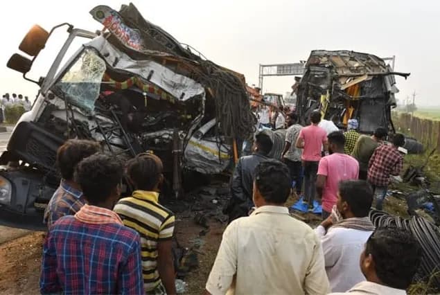 आंध्र प्रदेश में सड़क हादसा, छह की मौत, 20 घायल
