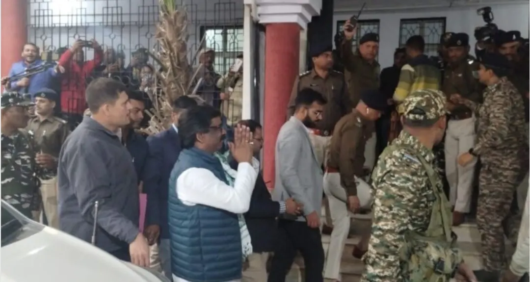 पूर्व मुख्यमंत्री हेमंत सोरेन कड़ी सुरक्षा के बीच ईडी कोर्ट में पेश