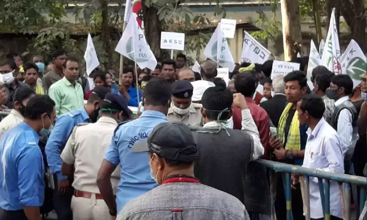 प. बंगाल में पृथक कामतापुरम राज्य की मांग तेज, प्रदर्शनकारी रेल पटरी पर बैठे, वंदेभारत समेत कई ट्रेन फंसी