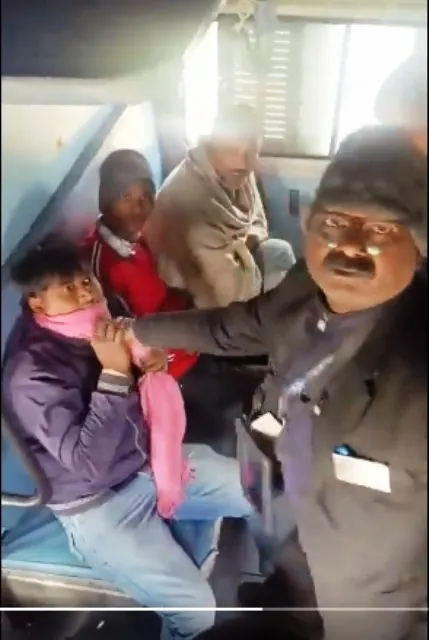 टीटीई ने की यात्री की पिटाई, वीडियो वायरल होने पर निलंबित
