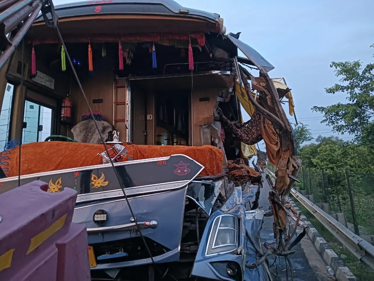 लखनऊ एक्सप्रेस-वे पर बस आगे चल रहे ट्रक से टकराई, तीन यात्रियों की मौत