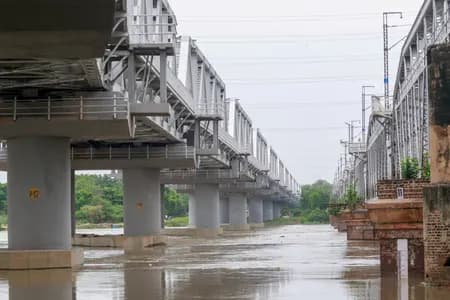 दिल्ली में यमुना का जलस्तर खतरे के निशान से ऊपर, बाढ़ का खतरा बढ़ा, पुराना रेलवे ब्रिज बंद