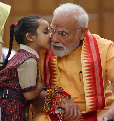 रक्षाबंधन के अवसर पर स्कूली छात्राओं ने प्रधानमंत्री मोदी को बांधी राखी