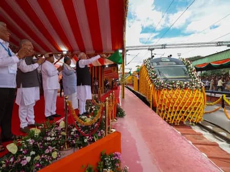 'वंदे भारत ट्रेन' से पर्यटन, वाणिज्य और कनेक्टिविटी को बढ़ावा मिलेगा : पीएम मोदी