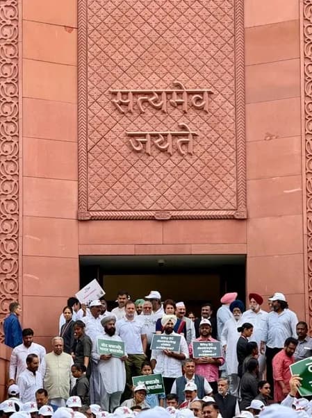 दिल्ली पुलिस ने विपक्षी सांसदों को हिरासत में लिया, राहुल गांधी बोले- यह संविधान बचाने की लड़ाई