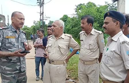 जमशेदपुर में शख्स ने पत्नी की धारदार हथियार से हत्या के बाद खुद ट्रेन से कटकर दी जान